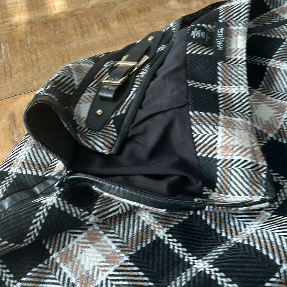 White House Black Market Black and White Plaid Skirt - Picture 6 of 8